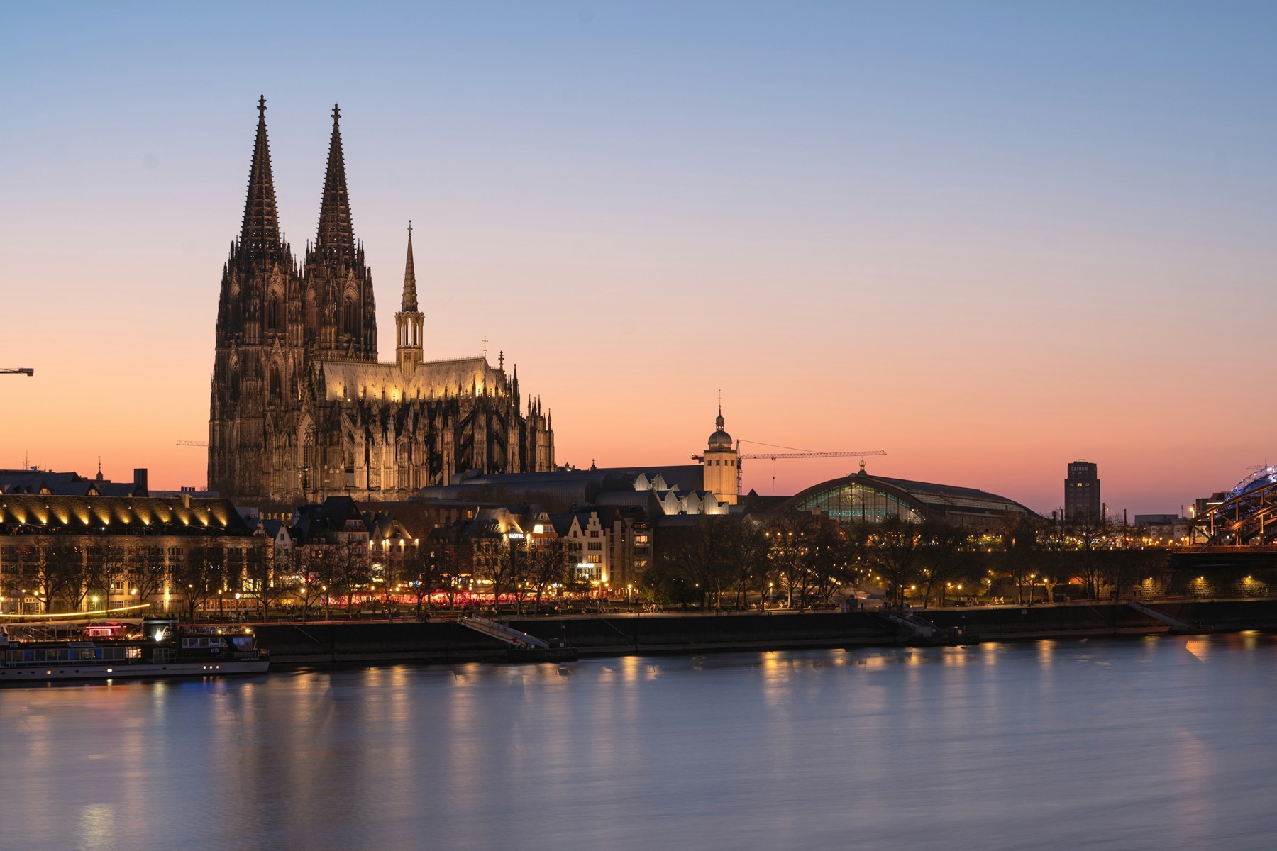 Der Kölner Dom und das Rheinufer im Abendlicht